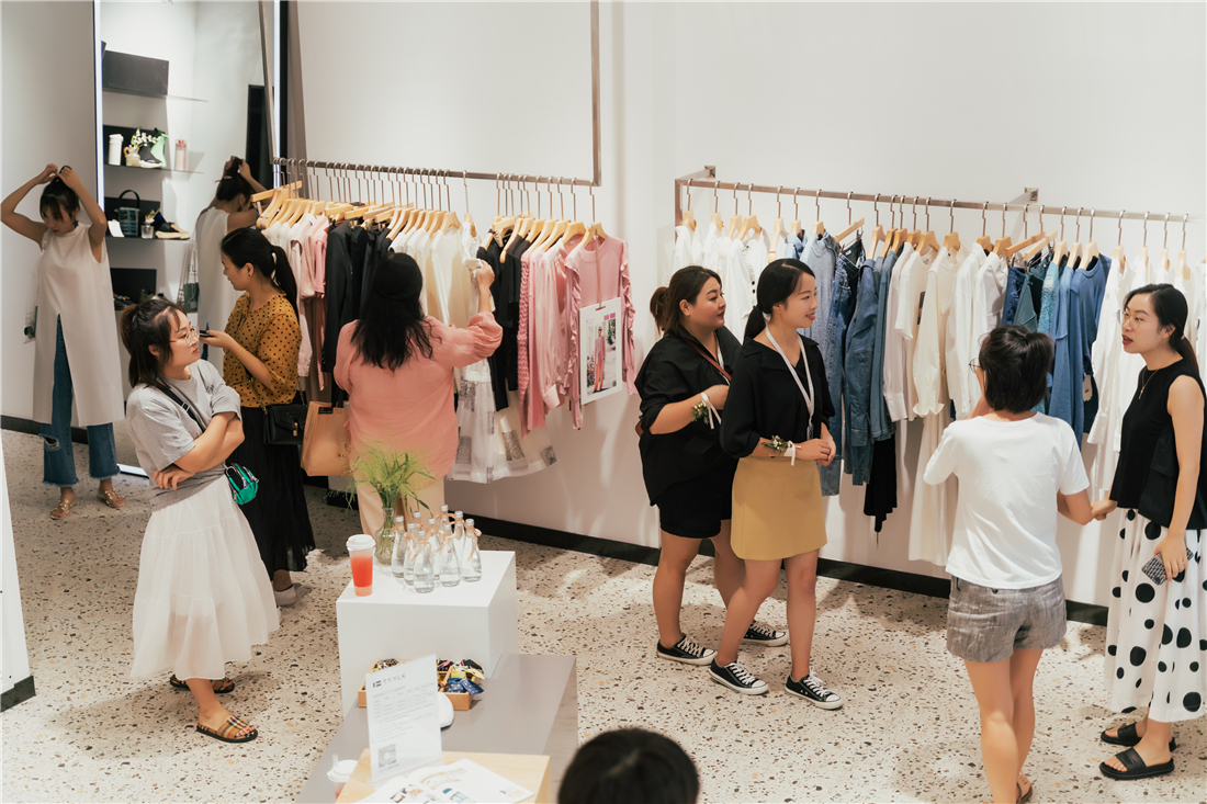 实体服装店【客流统计系统方案】要怎么做？