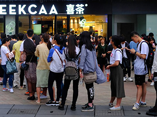 【奶茶店客流统计分析】商店那些方面在会影响客流人数的变化？