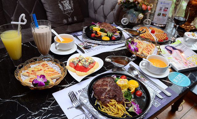 西餐厅用餐客流量统计数据分析